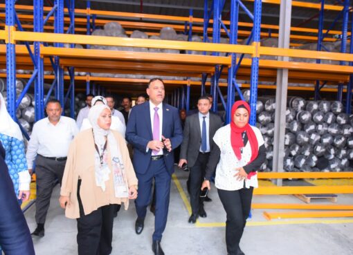 وزير العمل يختتم جولته في السويس بزيارة شركة بلازا لصناعة الملابس الجاهزة