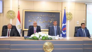 وزير العمل ومحافظ السويس يفتتحان ندوة تثقيفية بمواد قانون العمل الجديد بمُشاركة ممثلين عن 150 منشأة..