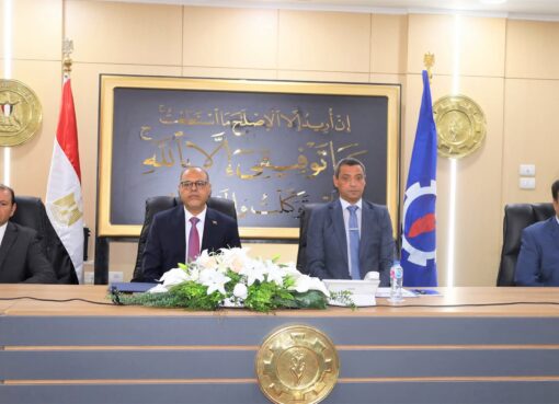 وزير العمل ومحافظ السويس يفتتحان ندوة تثقيفية بمواد قانون العمل الجديد بمُشاركة ممثلين عن 150 منشأة.. وزير العمل ومحافظ السويس يفتتحان ندوة تثقيفية بمواد قانون العمل الجديد بمُشاركة ممثلين عن 150 منشأة..