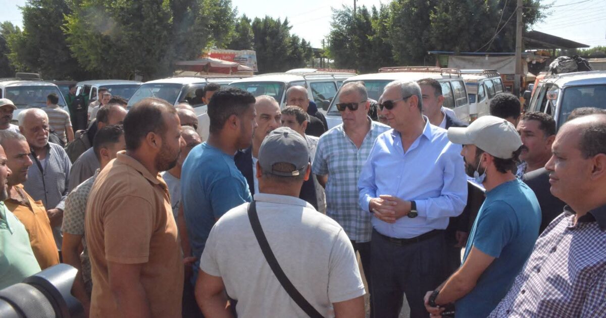 الجندي يتفقد مواقف كفر الزيات ويلتقي المواطنين ويتحاور معهم 