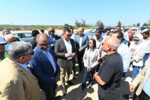 وزير الإسكان ومحافظ البحيرة يتفقدان مشروع ازدواج خط مياه وادي النطرون