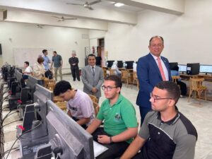 جامعة حلوان تطلق اختبارات تحديد المستوى لطلابها الجدد استعدادًا لسوق العمل كتب : احمد سلامة افق مجلس جامعة حلوان في إطار جهود الجامعة لتأهيل طلابها لمتطلبات سوق العمل، على تنظيم اختبارات لتحديد مستوى مهارات الحاسب الآلي واللغة الإنجليزية للطلاب الجدد للعام الجامعي 2025 / 2026. وقام الدكتور السيد قنديل، رئيس الجامعة، بزيارة رسمية للاطلاع على سير الاختبارات، وكان في استقباله الدكتور أسامة إمام عميد كلية الحاسبات والذكاء الاصطناعي. وخلال الزيارة، تفقد رئيس الجامعة التجهيزات اللوجستية والتنظيمية التي أعدتها كلية الحاسبات والذكاء الاصطناعي لضمان سلاسة تنفيذ الاختبارات بالتوازي مع الكشف الطبي، حيث وفرت معامل حديثة مزودة بأحدث الأجهزة والبرمجيات، إلى جانب فرق عمل إدارية وفنية لدعم الطلاب والإجابة عن استفساراتهم، في بيئة هادئة تضمن دقة التقييم وراحة المتقدمين. وأكد الدكتور قنديل أن هذه المبادرة تأتي ضمن استراتيجية الجامعة لتطبيق معايير الجودة العالمية في التعليم، مشيرًا إلى أن تقييم الطلاب منذ اليوم الأول يساعد في تحديد احتياجاتهم التعليمية وتقديم برامج دعم مناسبة لسد أي فجوات معرفية، مما يرفع من كفاءتهم الأكاديمية. كما أشاد بالدور الريادي لكلية الحاسبات والذكاء الاصطناعي في إعداد كوادر مؤهلة للمنافسة في مجالات التحول الرقمي والذكاء الاصطناعي، بما يتماشى مع رؤية الدولة المصرية لبناء مجتمع رقمي قائم على الابتكار والمعرفة. من جانبه، أعرب الدكتور أسامة إمام، عميد الكلية، عن سعادته بهذه الخطوة، مؤكدًا أن اختبارات تحديد المستوى تمثل حجر الأساس لتصميم تجربة تعليمية متوازنة تلبي احتياجات الطلاب وتدعم نجاحهم الأكاديمي. وأوضح أن زيارة رئيس الجامعة تعكس دعم القيادة الجامعية المستمر للكلية وتشجع على تطوير المناهج وأساليب التقييم وفق أحدث الاتجاهات العالمية. كما أكدت الدكتورة منال عبدالقادر، وكيل الكلية لشئون التعليم والطلاب، أن الكلية حرصت على تنظيم الاختبارات في أجواء عادلة وشفافة، مع الاستغلال الأمثل للوقت والجهد بما يخدم مصلحة الطالب. وأضافت أن هذه الاختبارات تمثل أداة فعالة لتحديد أفضل سبل دعم الطلاب منذ بداية مشوارهم الجامعي، في إطار سعي الكلية لتحقيق التميز الأكاديمي المتكامل مع خطة الجامعة الشاملة لتطوير العملية التعليمية.