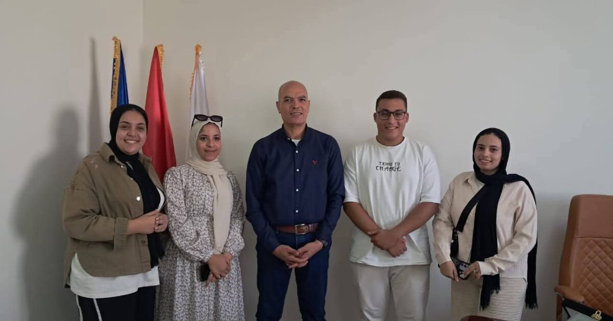 اتحاد شباب البحيرة يهنئ مدير مديرية الشباب والرياضة بعيد البحيرة القومي متابعه احـــــــمـــــــد القطعاني قام وفد من اتحاد شباب البحيرة برئاسة المهندس رجب العيوني، رئيس الاتحاد، بزيارة الدكتور علاء الجزار، مدير مديرية الشباب والرياضة بالبحيرة، لتقديم التهاني بمناسبة احتفالات المحافظة بعيدها القومي، وذلك في أجواء اتسمت بالمحبة والتقدير المتبادل. وأكد المهندس رجب العيوني خلال اللقاء اعتزازه بالدور الرائد الذي تلعبه وزارة الشباب والرياضة، مشيداً بجهود الدكتور علاء الجزار في رعاية الأنشطة الشبابية ودعم البرامج والمبادرات التي ينفذها الاتحاد بالتنسيق مع المديرية، بما يسهم في تمكين شباب البحيرة وتنمية قدراتهم وتعزيز دورهم المجتمعي. وشهد اللقاء مناقشة الأجندة المستقبلية لاحتفالات عيد البحيرة القومي والفعاليات المزمع انطلاقها خلال المرحلة المقبلة، حيث أكد وفد الاتحاد حرصه على دعم روح الانتماء والولاء الوطني لدى الشباب، وإتاحة فرص أكبر لمشاركتهم الإيجابية في النهوض بالمجتمع. ويأتي ذلك في إطار توجيهات الدكتور أشرف صبحي وزير الشباب والرياضة، والدكتورة جاكلين عازر محافظ البحيرة، وبمتابعة الدكتور علاء الجزار مدير مديرية الشباب والرياضة بالمحافظة، وإشراف الأستاذ أيمن الحريري معاون مدير المديرية للأنشطة الشبابية، لإرساء الشراكة وتكثيف الجهود لتفعيل دور الشباب في خدمة وتنمية الوطن. وفي ختام الزيارة، أعرب وكيل الوزارة عن تقديره لهذه اللفتة الطيبة من اتحاد شباب البحيرة، مؤكداً أن المديرية ستظل بيتاً لكل شباب المحافظة، وستواصل دعمها الكامل لكافة المبادرات التي تعزز من مشاركة الشباب وتسهم في تحقيق التنمية الشاملة.