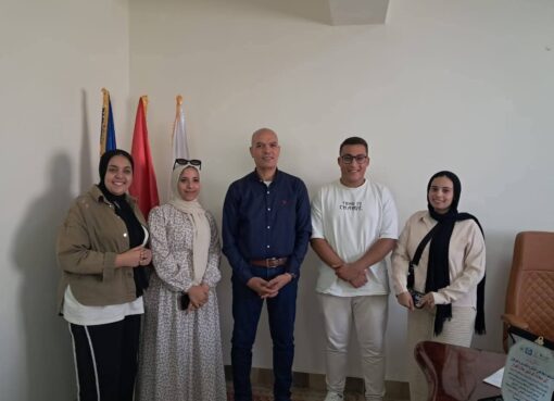 اتحاد شباب البحيرة يهنئ مدير مديرية الشباب والرياضة بعيد البحيرة القومي اتحاد شباب البحيرة يهنئ مدير مديرية الشباب والرياضة بعيد البحيرة القومي متابعه احـــــــمـــــــد القطعاني قام وفد من اتحاد شباب البحيرة برئاسة المهندس رجب العيوني، رئيس الاتحاد، بزيارة الدكتور علاء الجزار، مدير مديرية الشباب والرياضة بالبحيرة، لتقديم التهاني بمناسبة احتفالات المحافظة بعيدها القومي، وذلك في أجواء اتسمت بالمحبة والتقدير المتبادل. وأكد المهندس رجب العيوني خلال اللقاء اعتزازه بالدور الرائد الذي تلعبه وزارة الشباب والرياضة، مشيداً بجهود الدكتور علاء الجزار في رعاية الأنشطة الشبابية ودعم البرامج والمبادرات التي ينفذها الاتحاد بالتنسيق مع المديرية، بما يسهم في تمكين شباب البحيرة وتنمية قدراتهم وتعزيز دورهم المجتمعي. وشهد اللقاء مناقشة الأجندة المستقبلية لاحتفالات عيد البحيرة القومي والفعاليات المزمع انطلاقها خلال المرحلة المقبلة، حيث أكد وفد الاتحاد حرصه على دعم روح الانتماء والولاء الوطني لدى الشباب، وإتاحة فرص أكبر لمشاركتهم الإيجابية في النهوض بالمجتمع. ويأتي ذلك في إطار توجيهات الدكتور أشرف صبحي وزير الشباب والرياضة، والدكتورة جاكلين عازر محافظ البحيرة، وبمتابعة الدكتور علاء الجزار مدير مديرية الشباب والرياضة بالمحافظة، وإشراف الأستاذ أيمن الحريري معاون مدير المديرية للأنشطة الشبابية، لإرساء الشراكة وتكثيف الجهود لتفعيل دور الشباب في خدمة وتنمية الوطن. وفي ختام الزيارة، أعرب وكيل الوزارة عن تقديره لهذه اللفتة الطيبة من اتحاد شباب البحيرة، مؤكداً أن المديرية ستظل بيتاً لكل شباب المحافظة، وستواصل دعمها الكامل لكافة المبادرات التي تعزز من مشاركة الشباب وتسهم في تحقيق التنمية الشاملة.