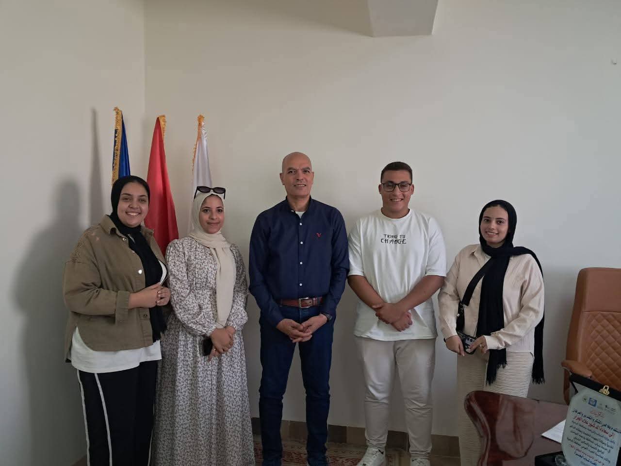 اتحاد شباب البحيرة يهنئ مدير مديرية الشباب والرياضة بعيد البحيرة القومي متابعه احـــــــمـــــــد القطعاني قام وفد من اتحاد شباب البحيرة برئاسة المهندس رجب العيوني، رئيس الاتحاد، بزيارة الدكتور علاء الجزار، مدير مديرية الشباب والرياضة بالبحيرة، لتقديم التهاني بمناسبة احتفالات المحافظة بعيدها القومي، وذلك في أجواء اتسمت بالمحبة والتقدير المتبادل. وأكد المهندس رجب العيوني خلال اللقاء اعتزازه بالدور الرائد الذي تلعبه وزارة الشباب والرياضة، مشيداً بجهود الدكتور علاء الجزار في رعاية الأنشطة الشبابية ودعم البرامج والمبادرات التي ينفذها الاتحاد بالتنسيق مع المديرية، بما يسهم في تمكين شباب البحيرة وتنمية قدراتهم وتعزيز دورهم المجتمعي. وشهد اللقاء مناقشة الأجندة المستقبلية لاحتفالات عيد البحيرة القومي والفعاليات المزمع انطلاقها خلال المرحلة المقبلة، حيث أكد وفد الاتحاد حرصه على دعم روح الانتماء والولاء الوطني لدى الشباب، وإتاحة فرص أكبر لمشاركتهم الإيجابية في النهوض بالمجتمع. ويأتي ذلك في إطار توجيهات الدكتور أشرف صبحي وزير الشباب والرياضة، والدكتورة جاكلين عازر محافظ البحيرة، وبمتابعة الدكتور علاء الجزار مدير مديرية الشباب والرياضة بالمحافظة، وإشراف الأستاذ أيمن الحريري معاون مدير المديرية للأنشطة الشبابية، لإرساء الشراكة وتكثيف الجهود لتفعيل دور الشباب في خدمة وتنمية الوطن. وفي ختام الزيارة، أعرب وكيل الوزارة عن تقديره لهذه اللفتة الطيبة من اتحاد شباب البحيرة، مؤكداً أن المديرية ستظل بيتاً لكل شباب المحافظة، وستواصل دعمها الكامل لكافة المبادرات التي تعزز من مشاركة الشباب وتسهم في تحقيق التنمية الشاملة.