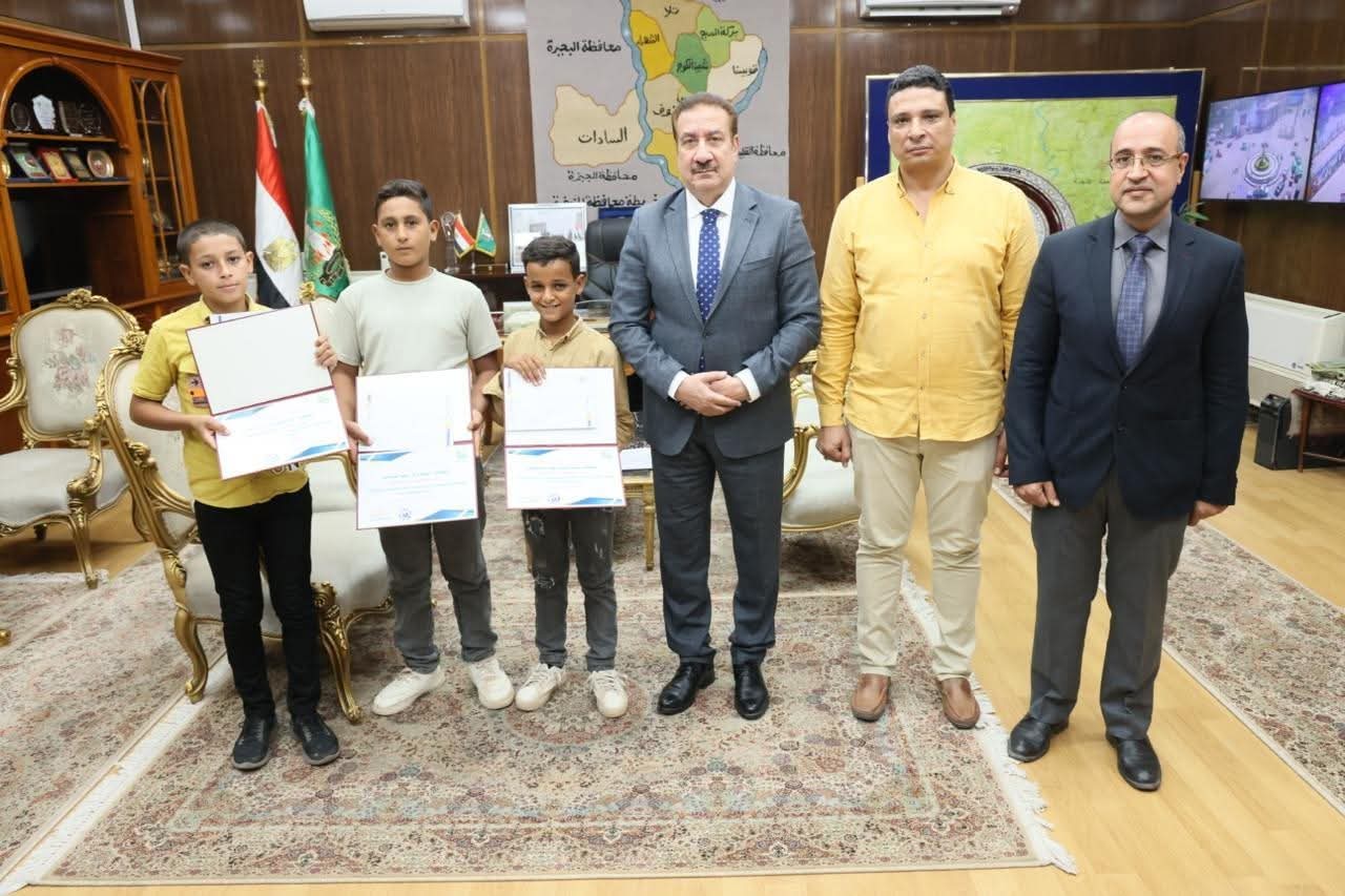 محافظ المنوفية يكرّم ثلاثة طلاب بساقية أبو شعرة ضربوا أروع الأمثلة في الأمانة