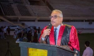 رئيس جامعة يشهد حفل تخرج الدفعتين 39 و 40 من كلية علوم الرياضة