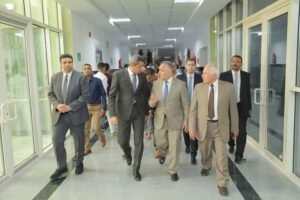 محافظ السويس يحضر مجلس الجامعة ويشيد بإنجازاتها الأكاديمية والبحثية، ويلتقي الطلاب الجدد بجامعة السويس الأهلية.