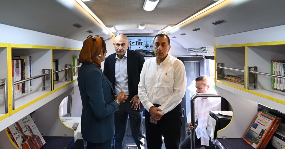 رئيس الوزراء يتفقد المكتبة المتنقلة بقرية شمّا بأشمون