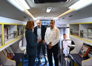 رئيس الوزراء يتفقد المكتبة المتنقلة بقرية شمّا بأشمون