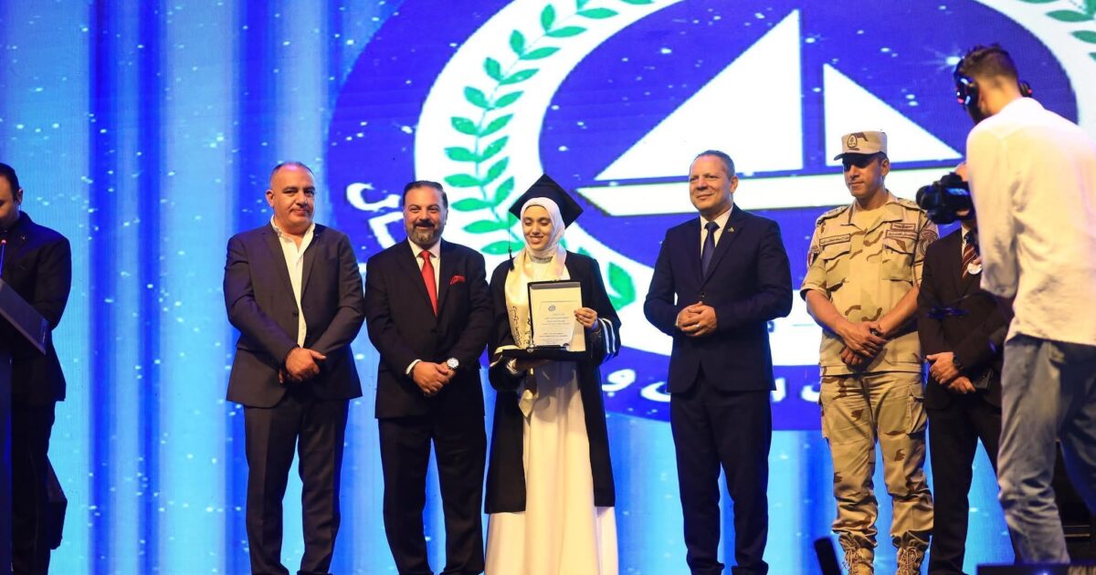 رئيس جامعة دمياط يشارك في حفل تخرج دفعة اليوبيل الفضي 2025 بالمعهد العالي للحاسب الآلي وإدارة الأعمال بالزرقاا