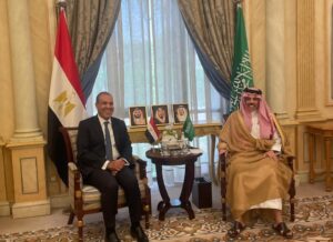 وزير الخارجية يجري مباحثات مع نظيره السعودي لتعزيز التعاون الثنائي وبحث التطورات الإقليمية