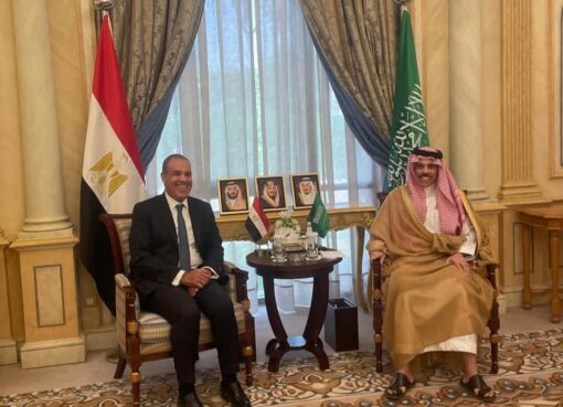 وزير الخارجية يجري مباحثات مع نظيره السعودي لتعزيز التعاون الثنائي وبحث التطورات الإقليمية