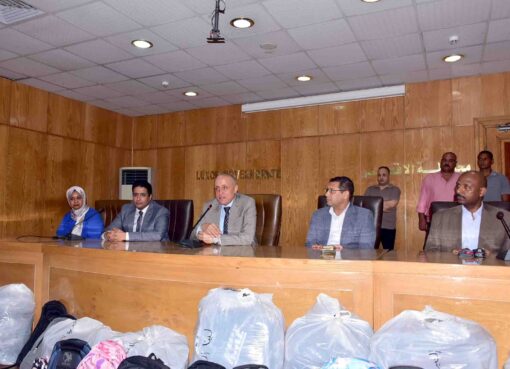 “محافظ الأقصر” يشارك فى حفل توزيع 1000 شنطة مدرسية ضمن مبادرة “راجعين بالفرحة” بالأقصر..بالصور
