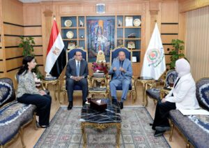 رئيس جامعة المنصورة يلتقي إدارة برنامج بكالوريوس الصيدلة الدولي لمتابعة سير العملية التنفيذية