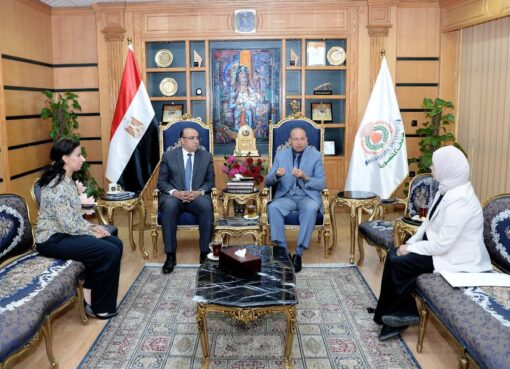 رئيس جامعة المنصورة يلتقي إدارة برنامج بكالوريوس الصيدلة الدولي لمتابعة سير العملية التنفيذية