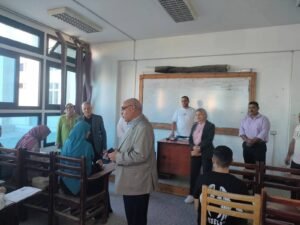 نائب رئيس جامعة دمنهور يتفقد كلية التربية 