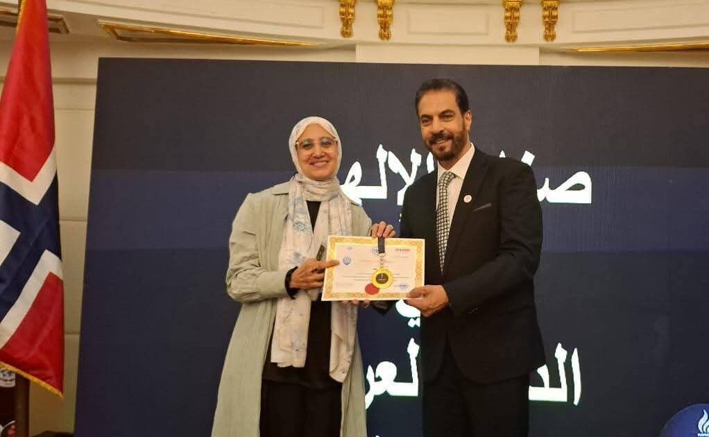 تكريم عبير سلامة المدير التنفيذي لمجلة نهر الأمل في مؤتمر صُنّاع الإلهام