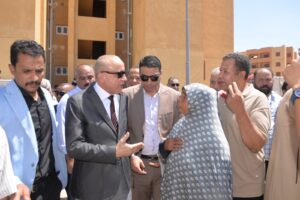 لفته إنسانية”محافظ الأقصر”.يستجيب لطلب للسيده “عايز انبوبة “أثناء جولته في مدينه الطود