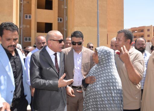 لفته إنسانية”محافظ الأقصر”.يستجيب لطلب للسيده “عايز انبوبة “أثناء جولته في مدينه الطود
