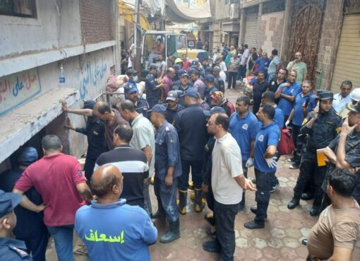 محافظ الغربية من موقع الحادث يتابع جهود رفع الأنقاض بحريق مصبغة المحلة و ينعى ٨ من الضحايا