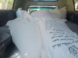 بالصور..ضبط ٦٠٠ كيلو جرام دقيق بلدى خاصة بمستودعات الدقيق داخل مطحن غلال بأحدى قرى إسنا بالاقصر