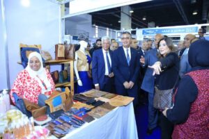 يفتتح معرض أهلا مدارس لتخفيف  الأعباء على المواطنين