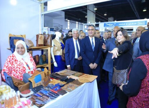 يفتتح معرض أهلا مدارس لتخفيف  الأعباء على المواطنين