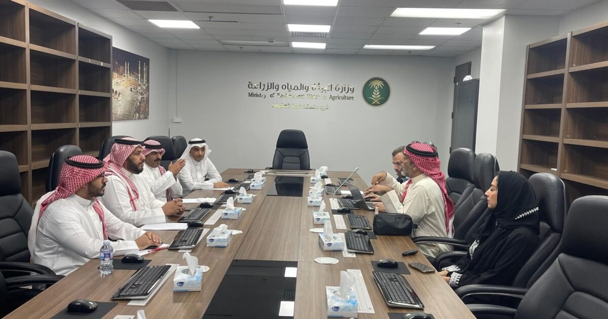 بيئة منطقة مكة المكرمة وجامعة جدة تبحثان حلولاً مبتكرة لمعالجة المياه واستثمار مخلفات النخيل