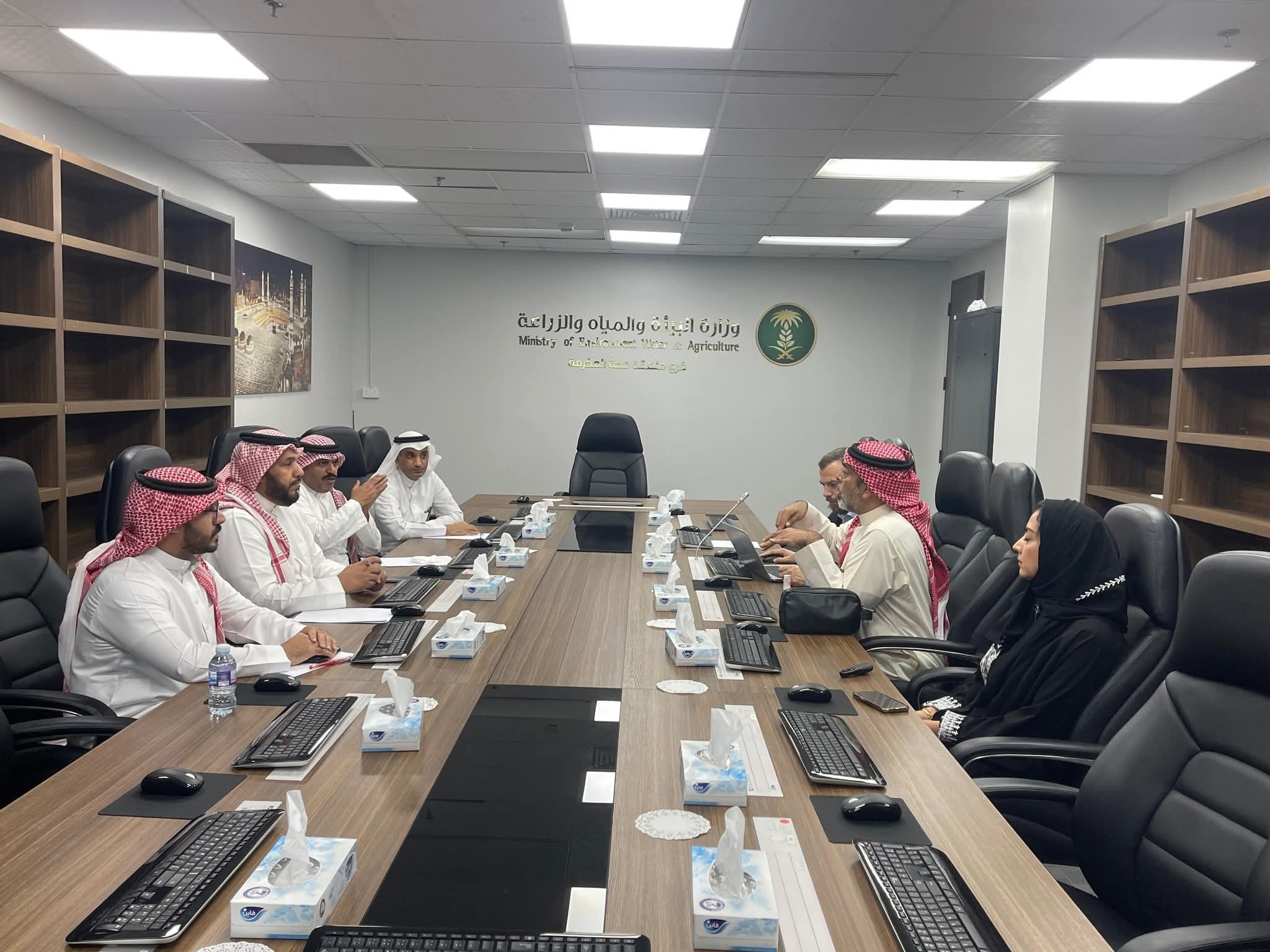 بيئة منطقة مكة المكرمة وجامعة جدة تبحثان حلولاً مبتكرة لمعالجة المياه واستثمار مخلفات النخيل