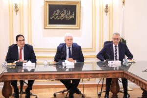 في أول يوم دراسة بالجامعات : وزير التعليم العالي يبدأ العام الجامعي بتفقد جامعة القاهرة الأهلية ويطمئن على انتظام الدراسة بها