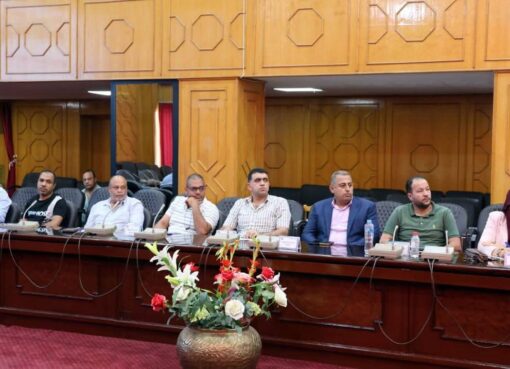 محافظ الإسماعيلية يناقش مشكلات المرافق العامة ومستوى الخدمات المقدمة للمواطنين