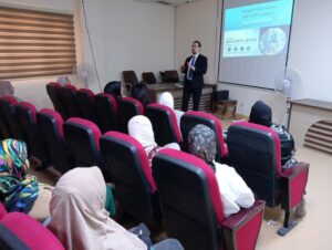 محاضرة علمية في كلية طب المستنصرية عن مستويات السلامة البايولوجية في مختبرات كلية الطب