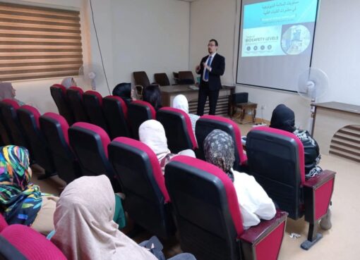 محاضرة علمية في كلية طب المستنصرية عن مستويات السلامة البايولوجية في مختبرات كلية الطب