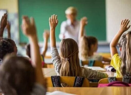 المدرسة تبدأ بالعلم… لكن النهضة تبدأ بالتربية” المدرسة تبدأ بالعلم… لكن النهضة تبدأ بالتربية"