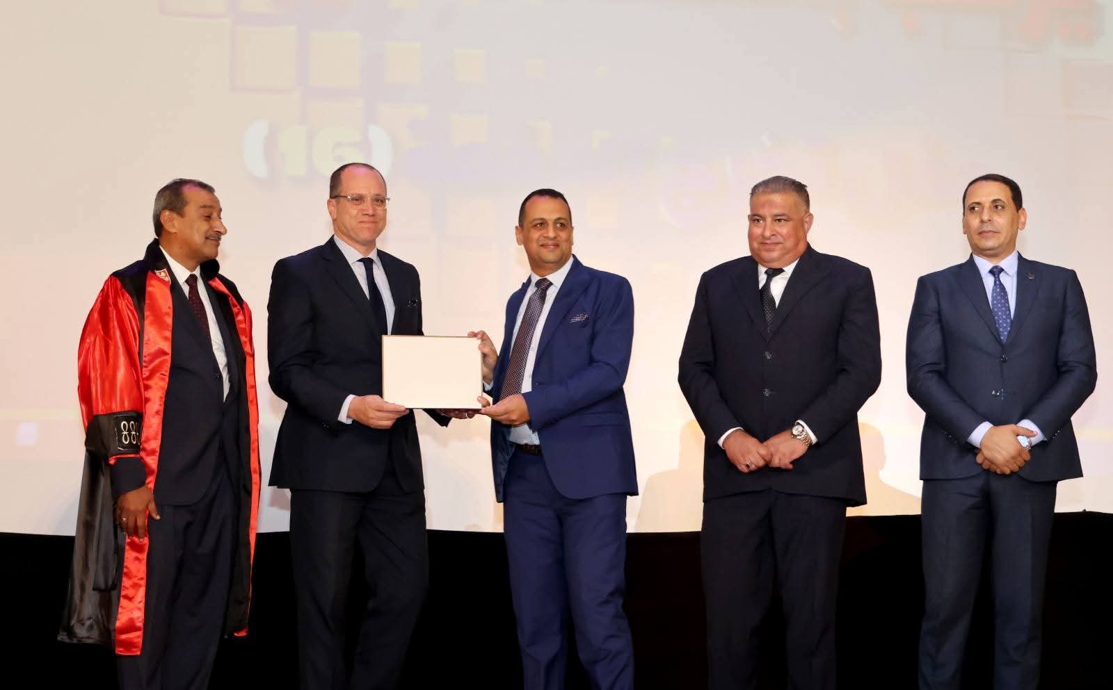 السكرتير العام لمحافظة الإسماعيلية يشهد حفل تخرج الدفعة الـ ١٦ للمعهد العالي للسياحة والفنادق "إيجوث"