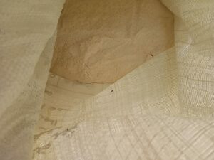 بالصور..ضبط ٦٠٠ كيلو جرام دقيق بلدى خاصة بمستودعات الدقيق داخل مطحن غلال بأحدى قرى إسنا بالاقصر