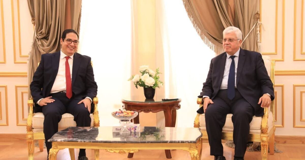 في أول يوم دراسة بالجامعات : وزير التعليم العالي يبدأ العام الجامعي بتفقد جامعة القاهرة الأهلية ويطمئن على انتظام الدراسة بها