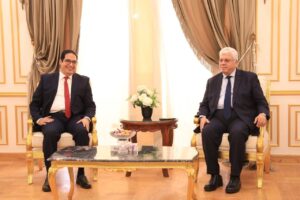 في أول يوم دراسة بالجامعات : وزير التعليم العالي يبدأ العام الجامعي بتفقد جامعة القاهرة الأهلية ويطمئن على انتظام الدراسة بها