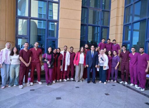 رئيس جامعة القاهرة يتابع انتظام الدراسة بكليات الهندسة والتجارة وطب الأسنان