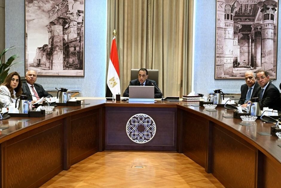 رئيس الوزراء يتابع تطبيق ضوابط ومعايير تنظيم الإعلانات على الطرق العامة والمحاور