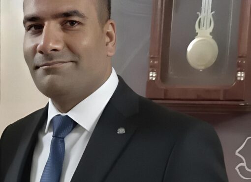 ماتت أمي..فانطفأ نور السماء حسرةً فصرت بلا وطن  ماتت أمي..فانطفأ نور السماء حسرةً فصرت بلا وطن
