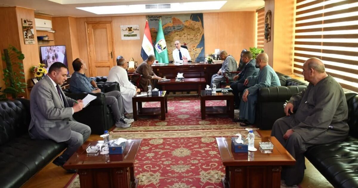 محافظ الفيوم يبحث آليات نقل سوق الجملة للخضار والفاكهة بالبارودية