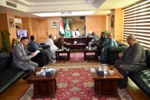 محافظ الفيوم يبحث آليات نقل سوق الجملة للخضار والفاكهة بالبارودية