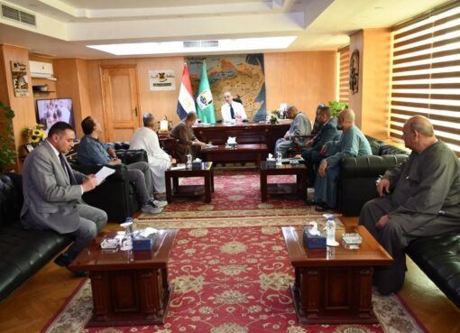 محافظ الفيوم يبحث آليات نقل سوق الجملة للخضار والفاكهة بالبارودية