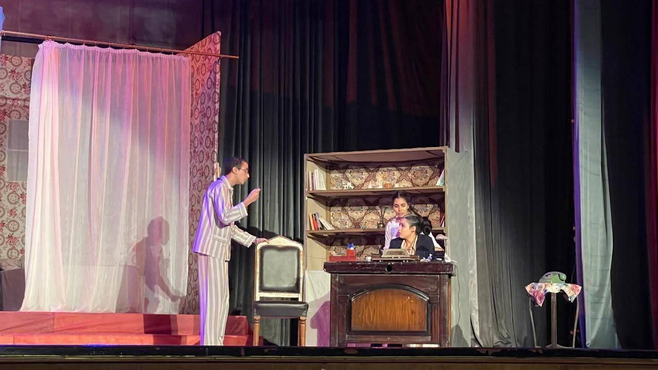 تنظيم عرض مسرحي لطلاب كلية الإعلام بجامعة بني سويف