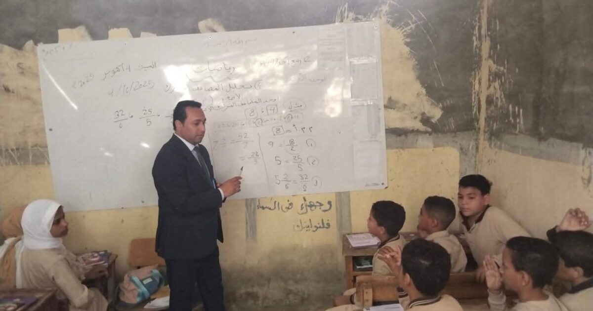 مدير تعليم طامية يشارك تلاميذ البحاروة الابتدائية شرح درس رياضيات: "الطالب محور العملية التعليمية"