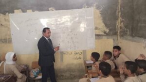 مدير تعليم طامية يشارك تلاميذ البحاروة الابتدائية شرح درس رياضيات: "الطالب محور العملية التعليمية"