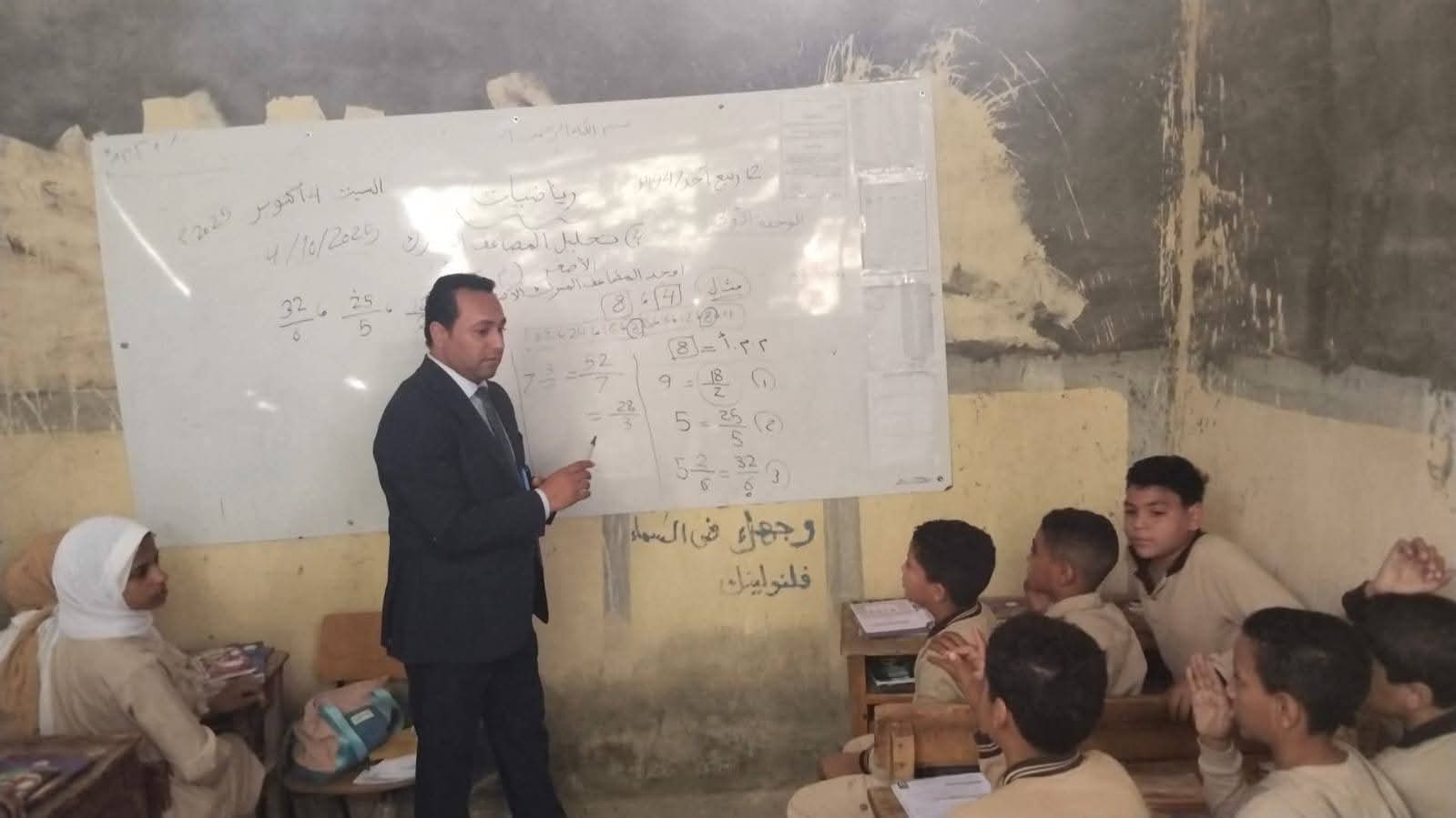 مدير تعليم طامية يشارك تلاميذ البحاروة الابتدائية شرح درس رياضيات: "الطالب محور العملية التعليمية"