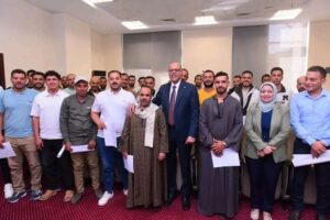 بالصور ..وزير العمل يُسلم عقود عمل للمتقدمين على فرص عمل في مجال الزراعة بالأردن
